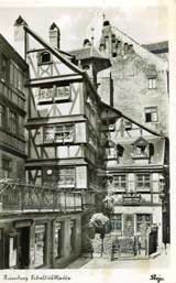 Blick auf verwinkelte alte Fachwerk- und Sandsteinhäuser im Nürnberger Sebaldusviertel